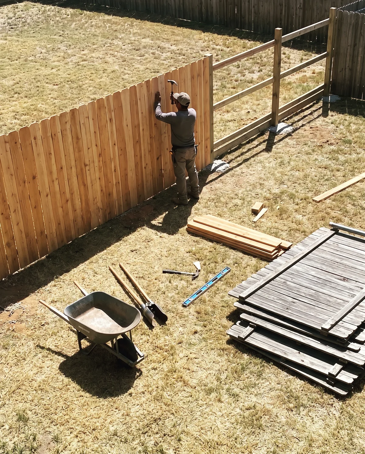 Instalación de una cerca de privacidad de madera con tablas y rieles nuevos