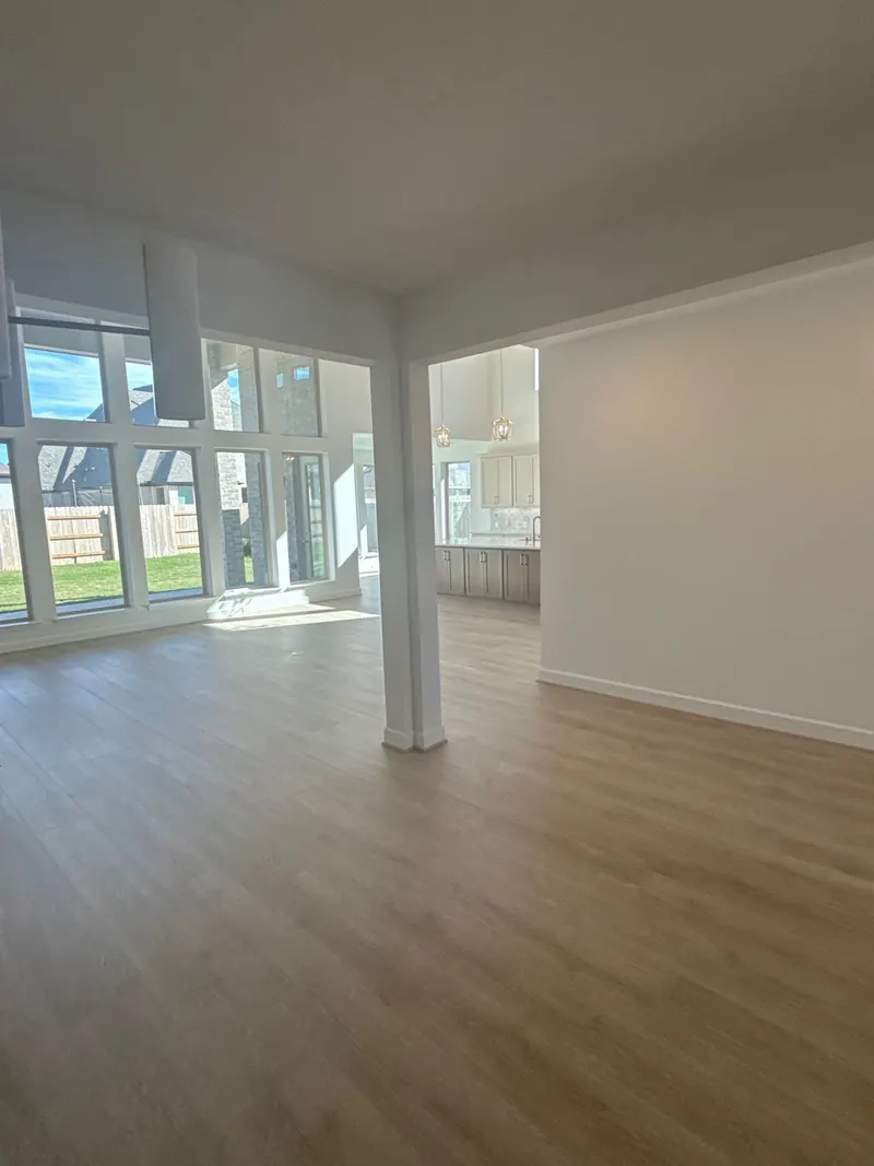 Piso tipo madera que une la sala y la cocina